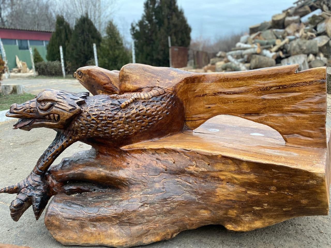 Скамьи сделали из упавших деревьев. Фото: poltava.to