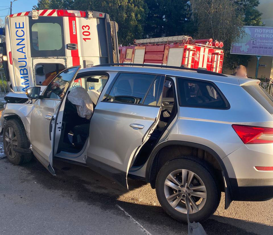 В Полтаве "скорая" с пациентом перевернулась после ДТП с внедорожником
