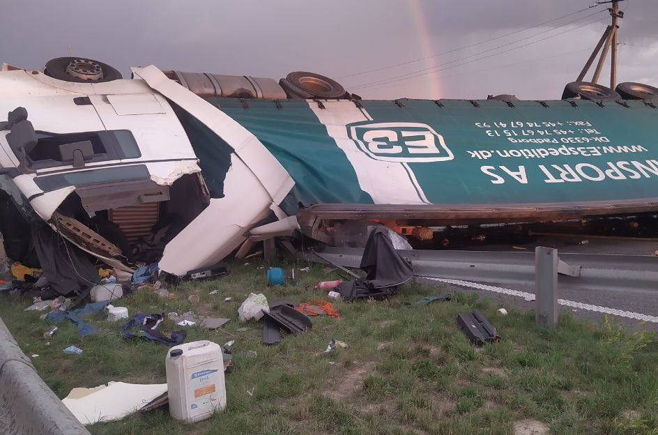 Под Полтавой перевернулся грузовик с пивом