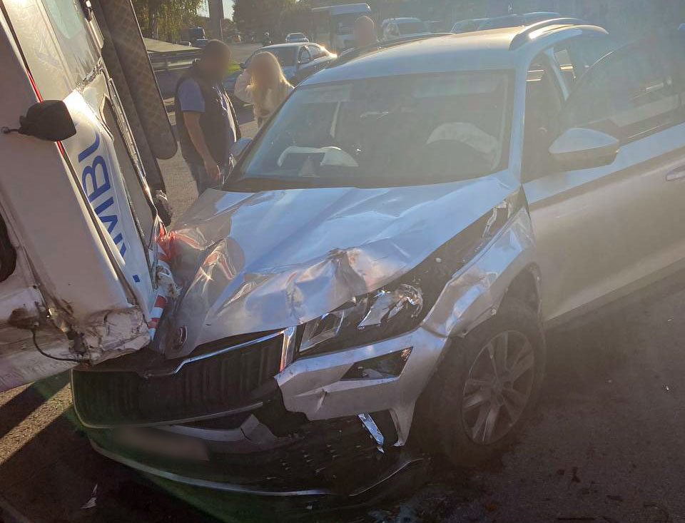 В Полтаве "скорая" с пациентом перевернулась после ДТП с внедорожником