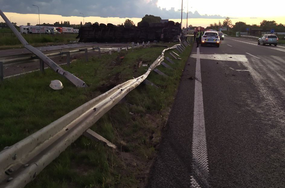 Под Полтавой перевернулся грузовик с пивом
