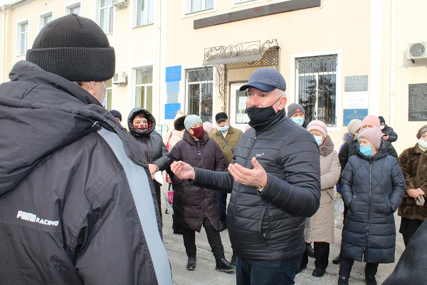 Люди требуют пересмотра тарифов. Фото: https://karlivka-mrada.gov.ua/