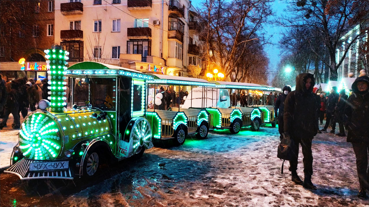 Малыши с радостью катаются на паровозе