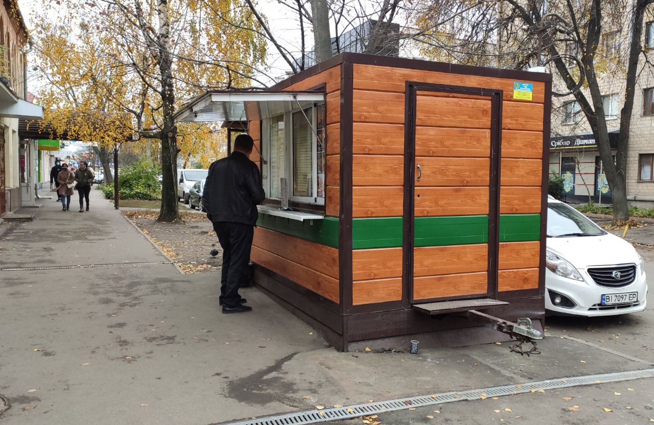 Нападавший вошел в торговый киоск с ножом