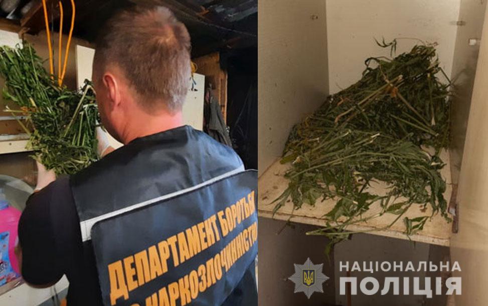 Обыск у подозреваемого. Фото: https://pl.npu.gov.ua/