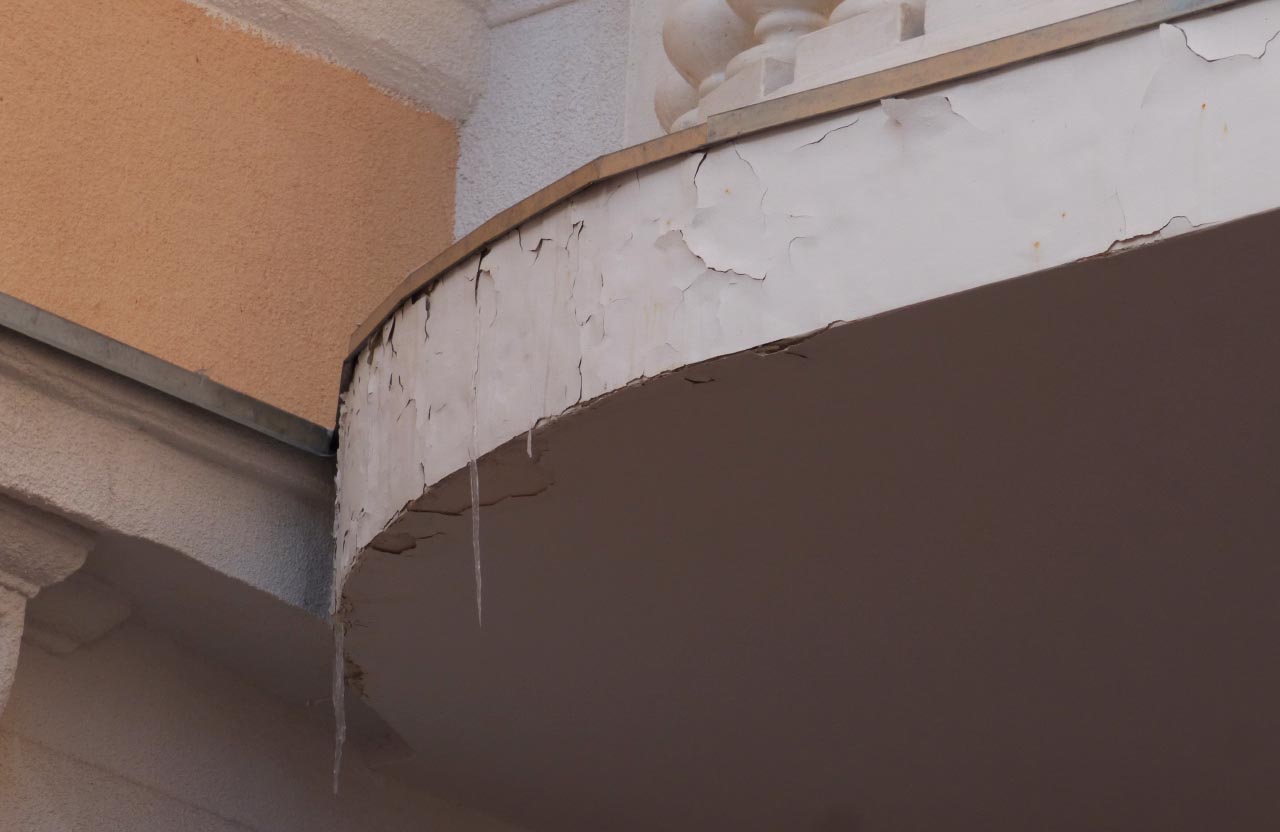 Первыми начали рушиться балконы. Фото: poltava.to