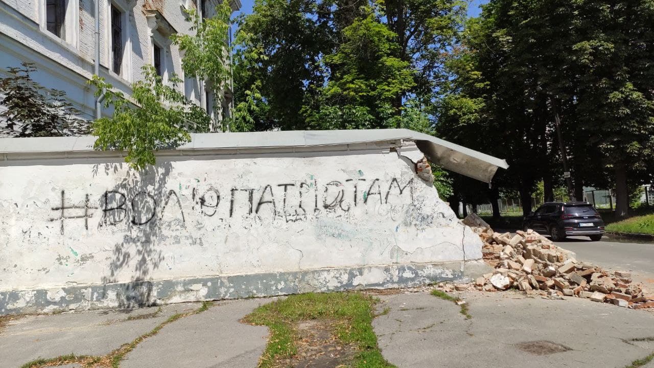 На месте ДТП остались детали машины. Фото: https://poltava.to/