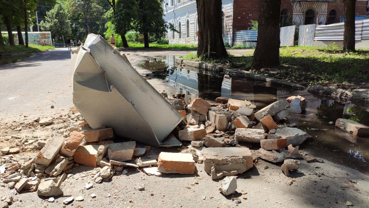 На месте ДТП остались детали машины. Фото: https://poltava.to/