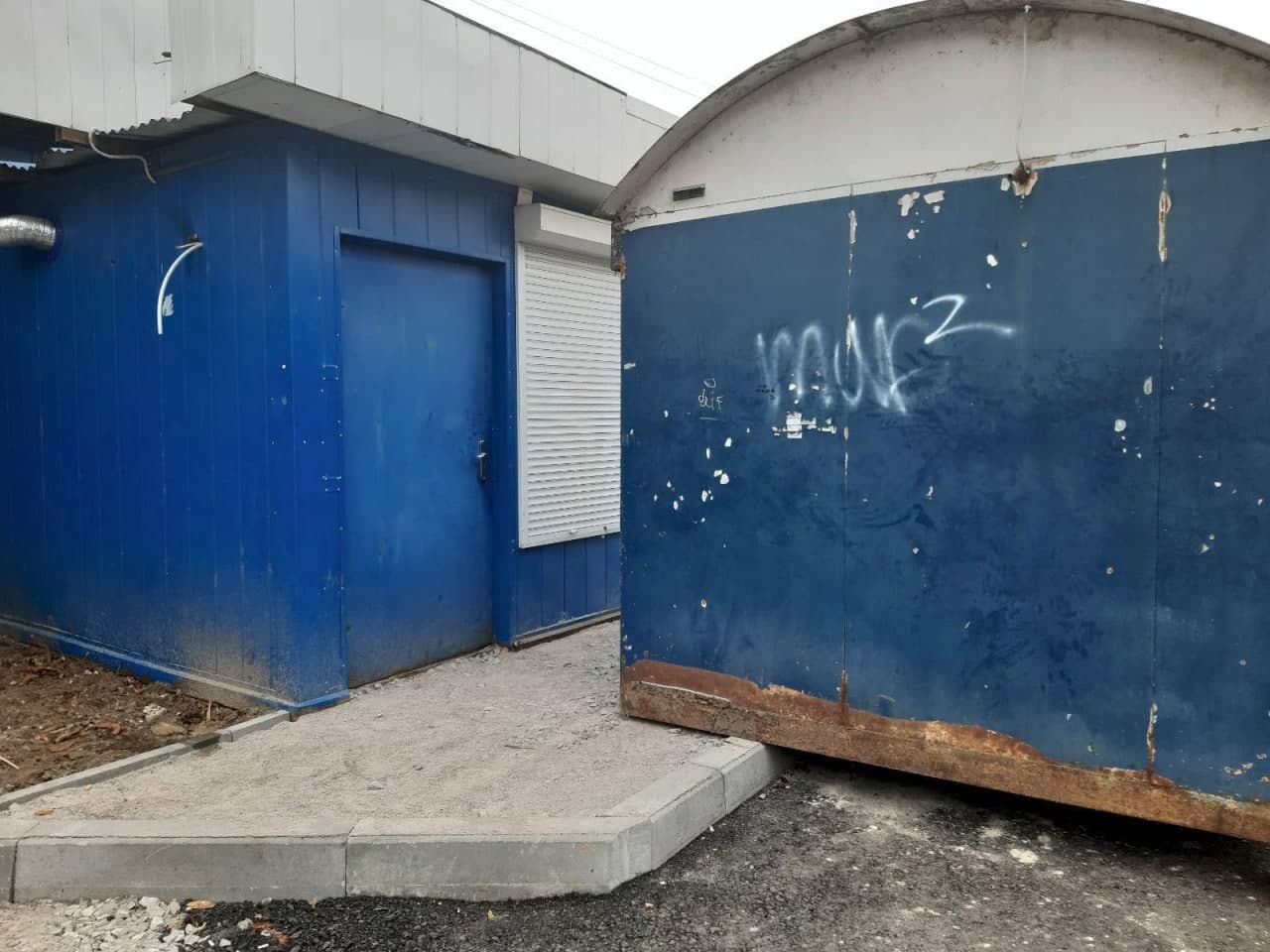 В Сети киоск назвали "избушкой на курьих ножках"