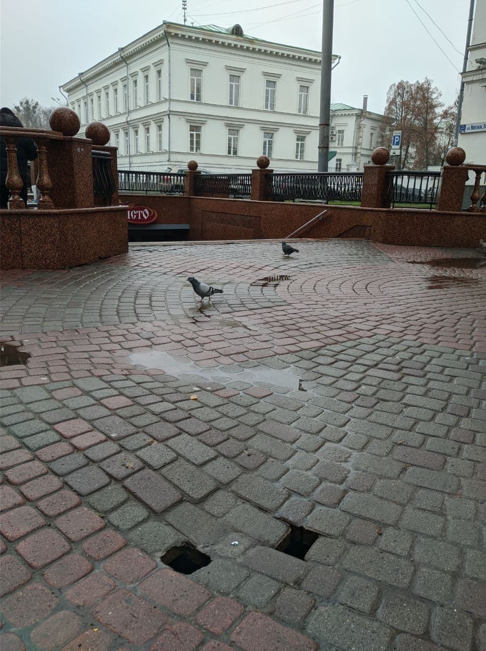 Провал около перехода ТЦ "Злато місто". Фото: https://t.me/fontan1000000