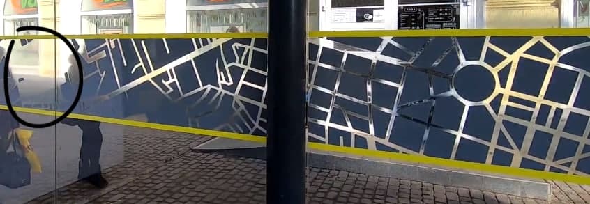 А тут в кадр попала часть карты, где нет части города. Может, кто-то уже успел оторвать наклейку