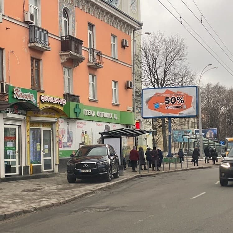 Все машины равны, но некоторые, наверное, думают, что равнее. Фото: https://t.me/huevajapoltava/3901