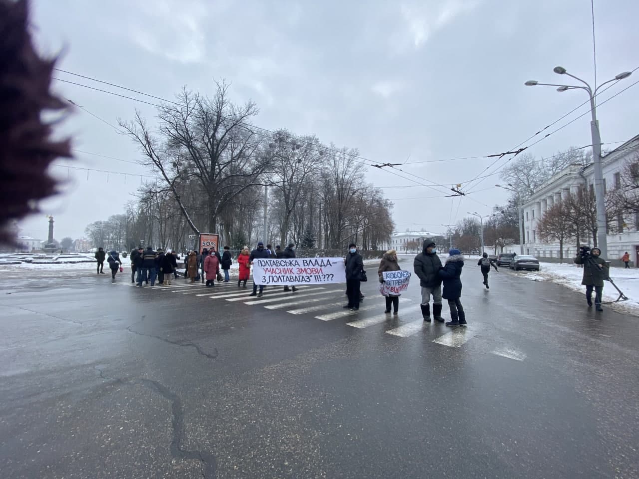 Митингующие перекрыли движение по улице Соборности в районе Кадетского корпуса. Фото: https://t.me/ptvua