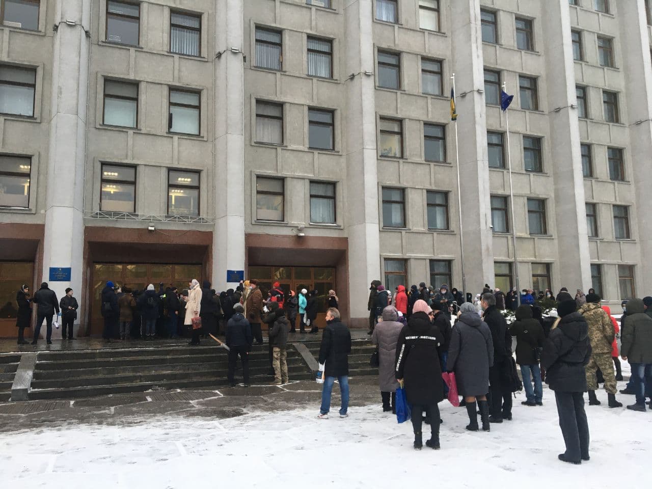 Новая акция протеста под стенами ОГА. Фото: "Суспільне Полтава"