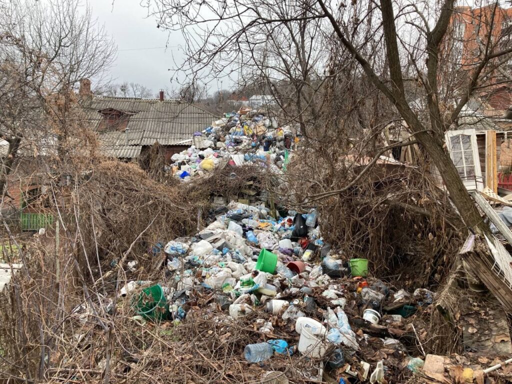 Соседи помогают коммунальщикам. Фото: https://zmist.pl.ua/