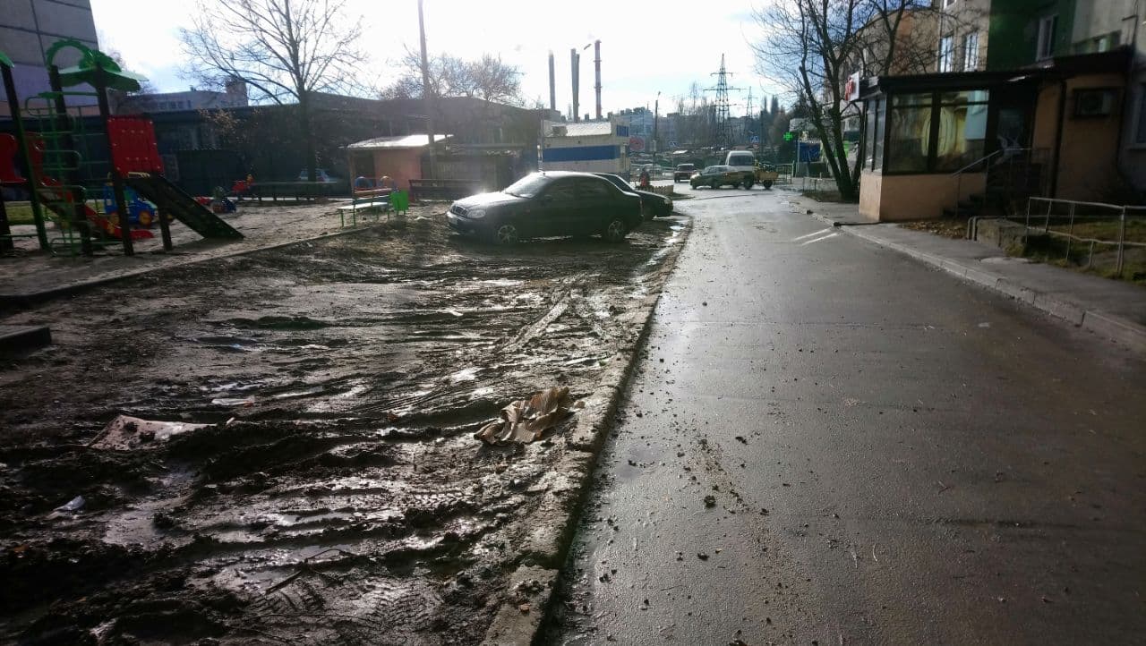 Вся грязь от колес машин остается на тротуаре, где можно было бы прогуливаться. Фото: @IhorIzotov