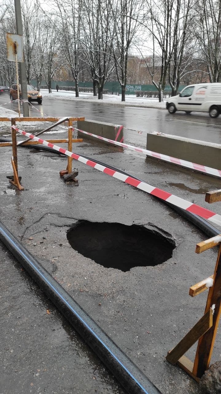 Новый провал на "Алмазном". Фото: https://t.me/fontan1000000