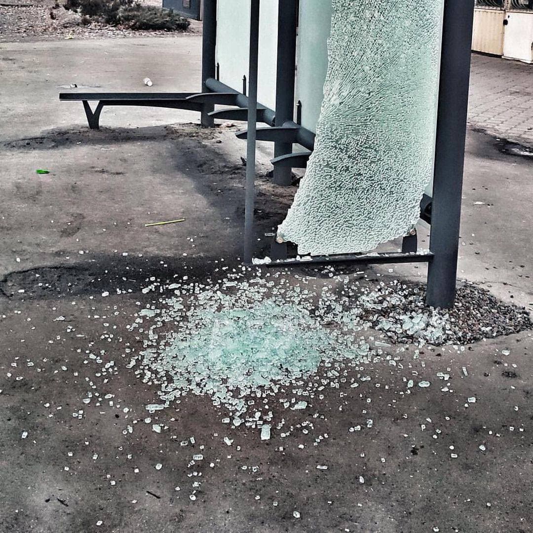 Разбитая остановка. 11 школа. Фото: https://t.me/pvp_0532