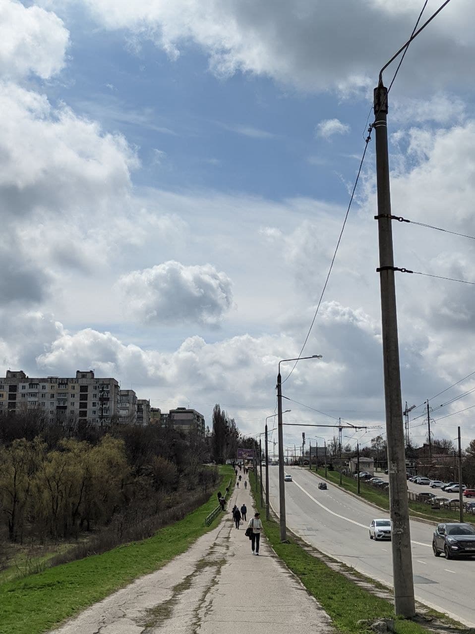 Те, кто не успел на транспорт, идут пешком. Фото: https://t.me/fontan1000000