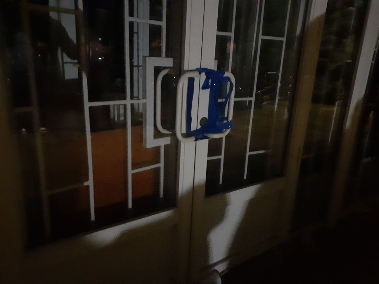 Двери в облсовет. Фото: https://t.me/pl_zmist