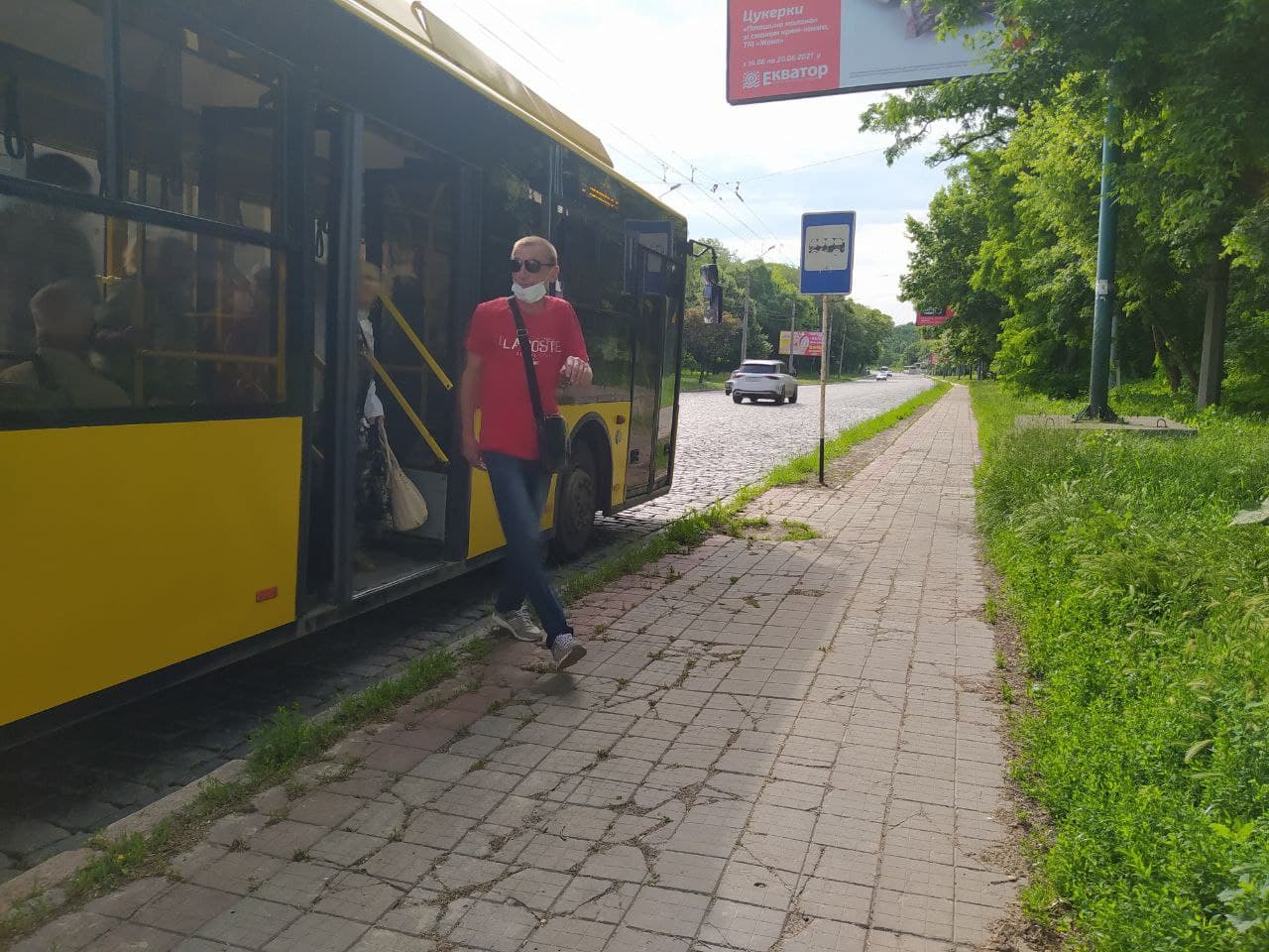 Не весь транспорт останавливается на новой остановке. Фото: https://t.me/transportpoltavy