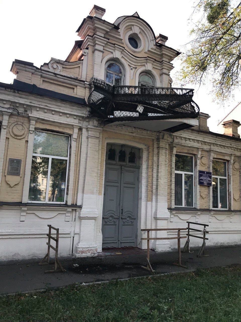 В пасторском доме Полтавы демонтировали балкон (фото) - Полтава Vgorode.ua