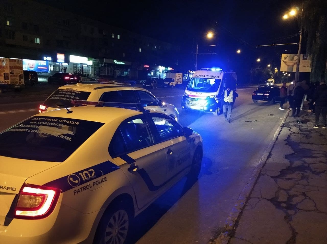 По неподтвержденным данным, пострадавшие перебегали дорогу на красный сигнал светофора. Фото: https://t.me/huevajapoltava