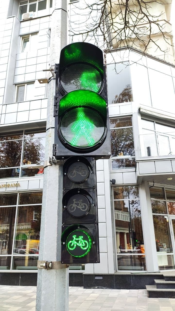 Первый светофор для велосипедистов в Полтаве. Фото: https://t.me/fontan1000000
