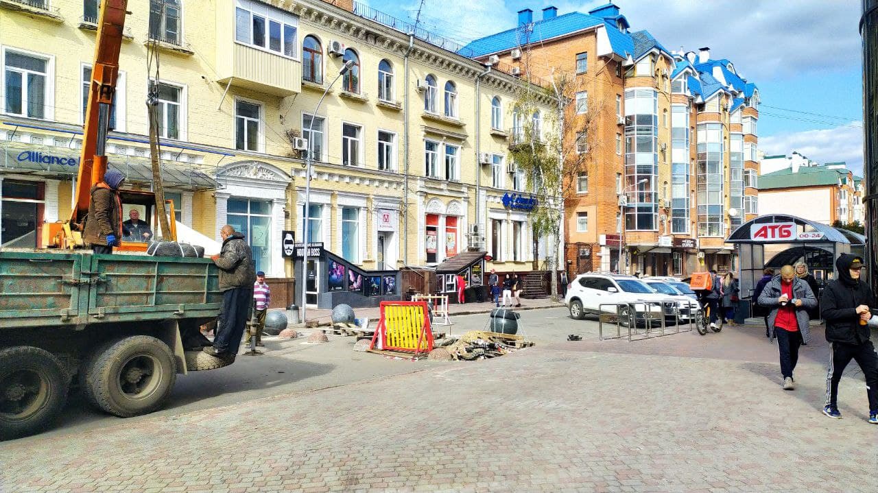 В Полтаве монтируют сферы. Фото: https://t.me/c00lst0ry