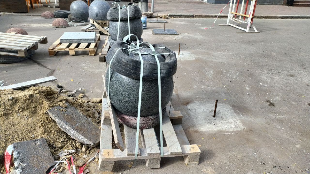 В Полтаве монтируют сферы. Фото: https://t.me/c00lst0ry