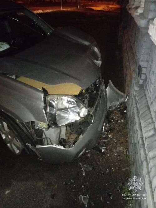 В Полтаве пьяный водитель врезался в стену языковой школы