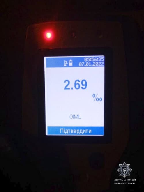 В Полтаве пьяный водитель врезался в стену языковой школы