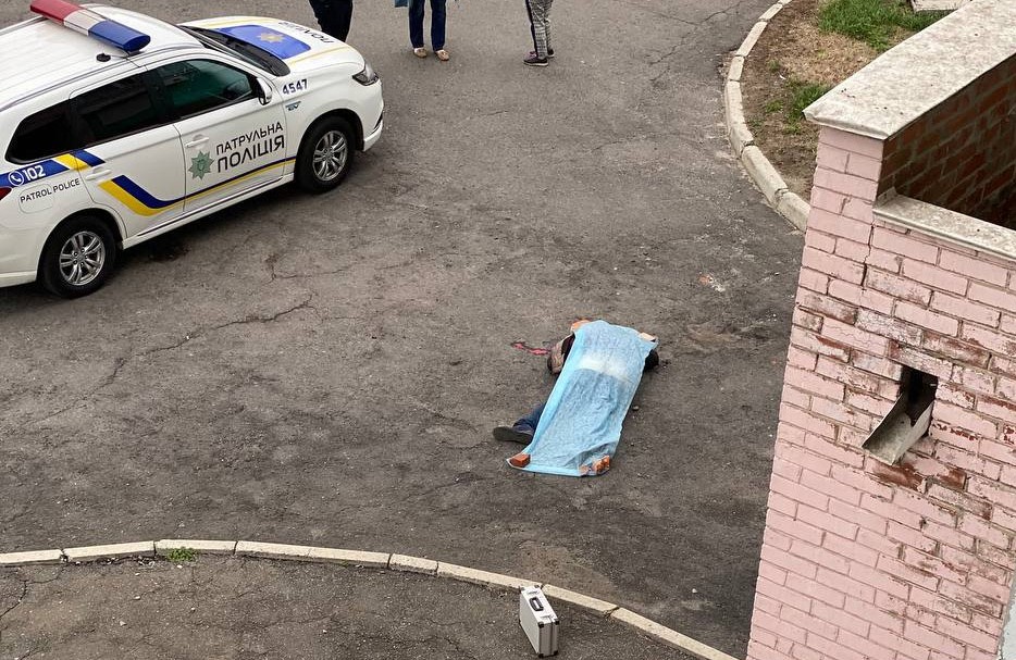 Со слов очевидцев, мужчина выпал с 10 этажа. Фото: PVP.Poltava