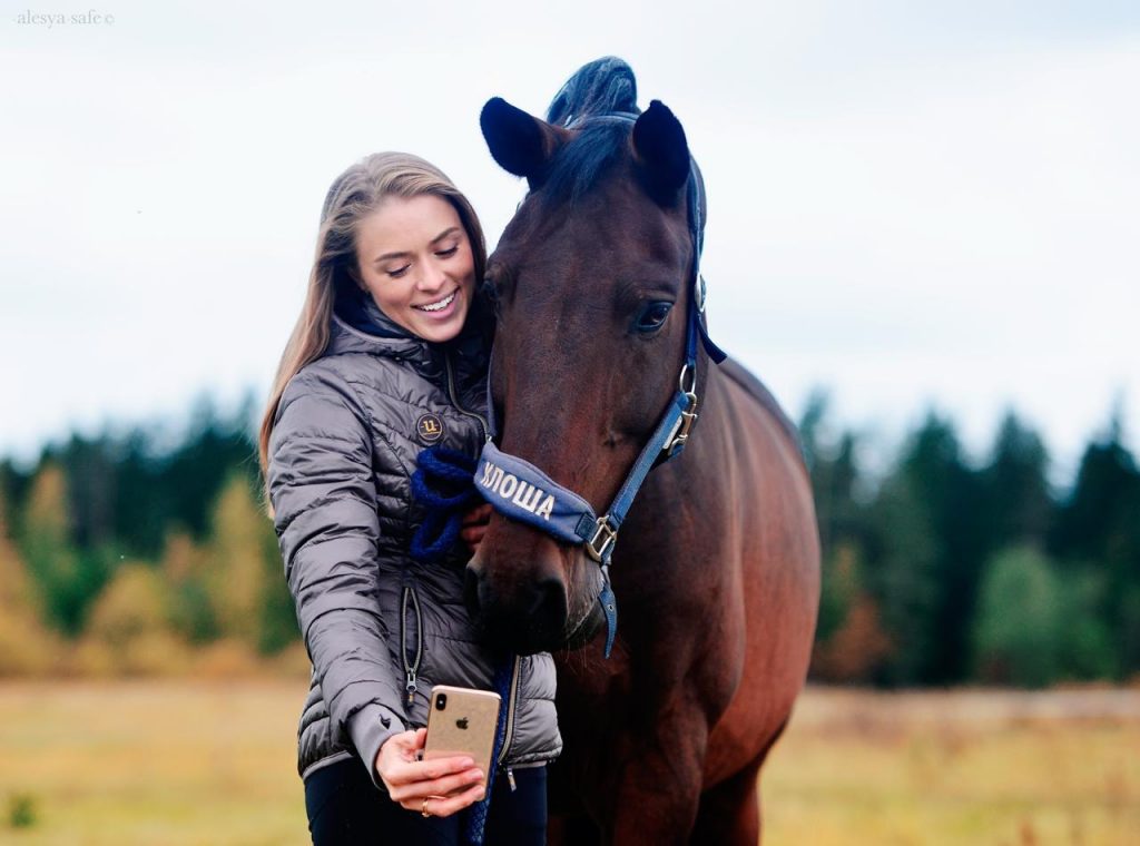 Конная прогулка в хвойном лесу
