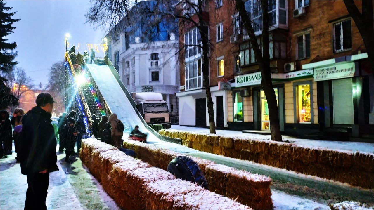 Взрослые развлекаются на горках