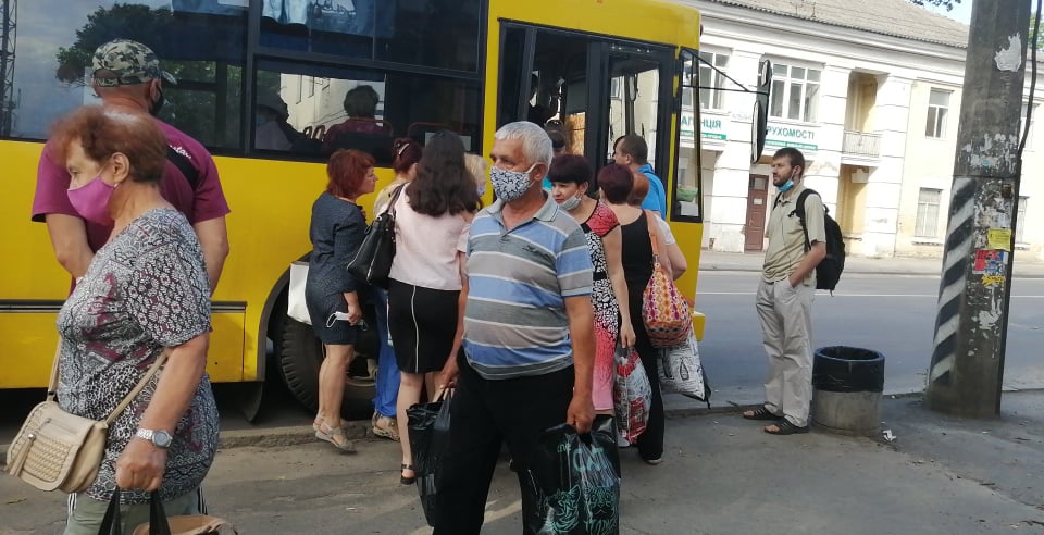 В Полтаве в общественный транспорт пускают только на сидячие места