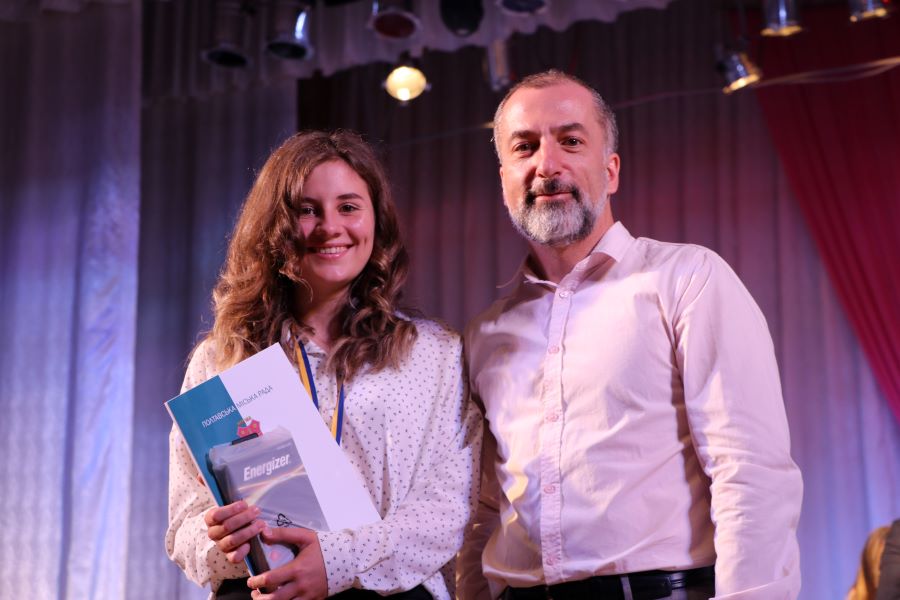 В Полтаве торжественно наградили медалистов и выпускников с результатом ВНО 200 баллов