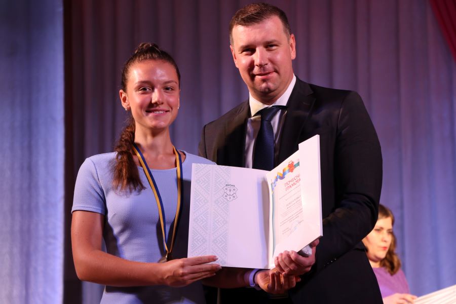 В Полтаве торжественно наградили медалистов и выпускников с результатом ВНО 200 баллов