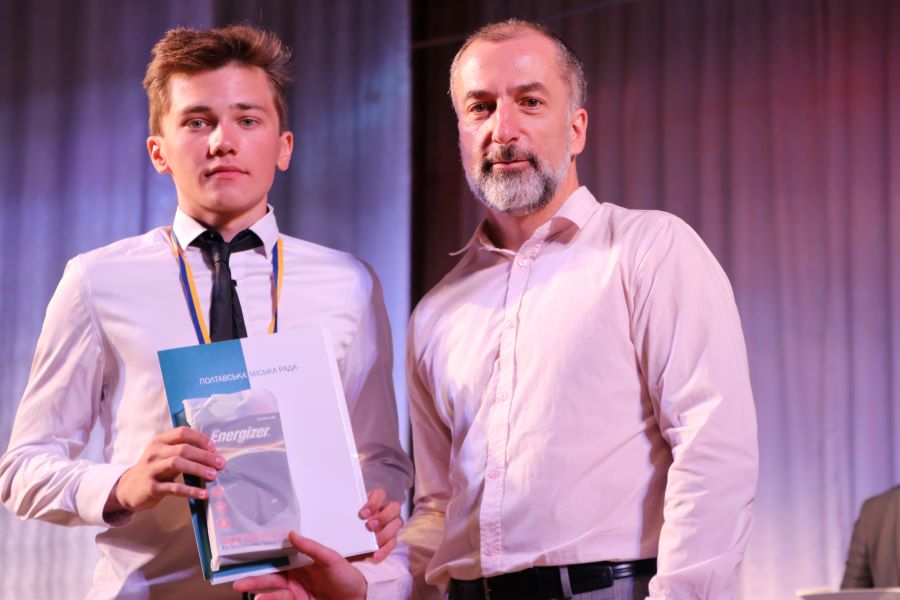 В Полтаве торжественно наградили медалистов и выпускников с результатом ВНО 200 баллов