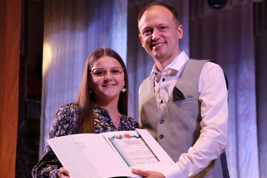 В Полтаве торжественно наградили медалистов и выпускников с результатом ВНО 200 баллов