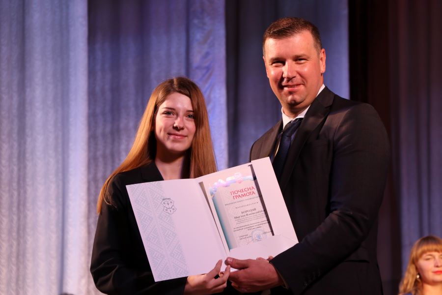 В Полтаве торжественно наградили медалистов и выпускников с результатом ВНО 200 баллов