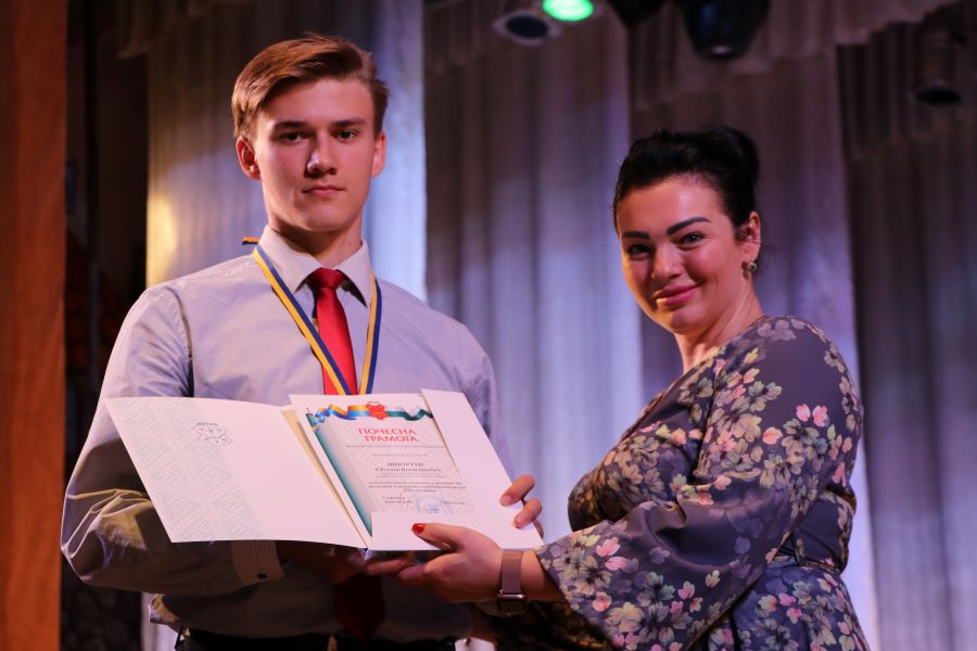 В Полтаве торжественно наградили медалистов и выпускников с результатом ВНО 200 баллов