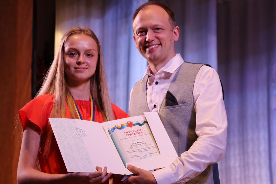 В Полтаве торжественно наградили медалистов и выпускников с результатом ВНО 200 баллов
