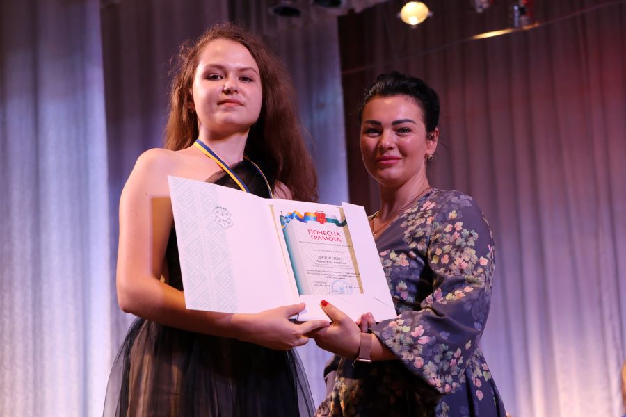 В Полтаве торжественно наградили медалистов и выпускников с результатом ВНО 200 баллов