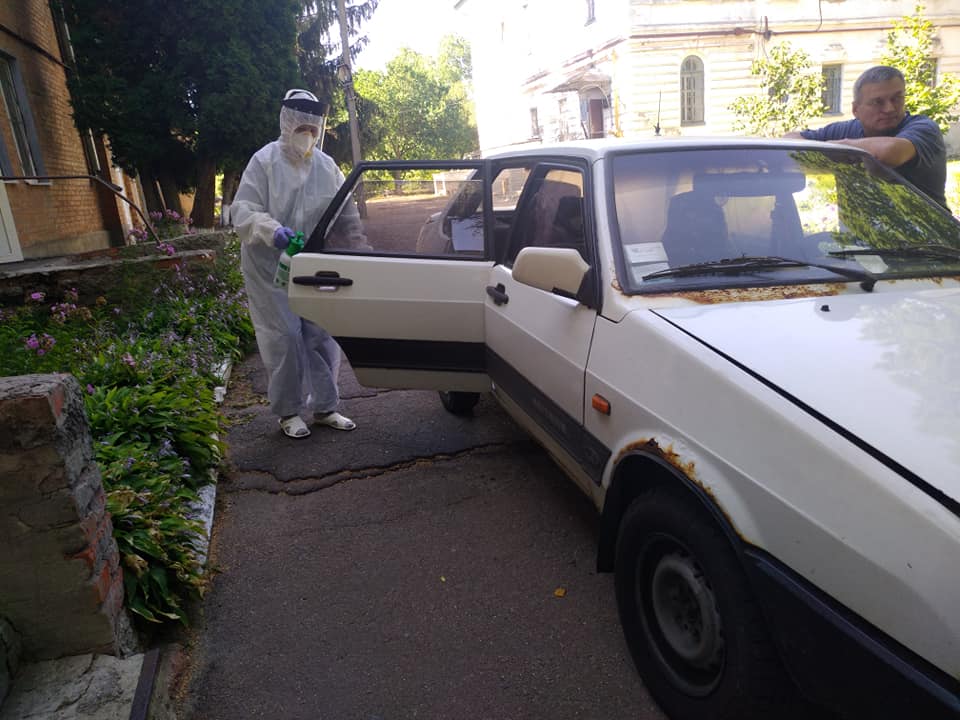 Полтавчан, больных коронавирусом, медики забирают на ржавой легковушке