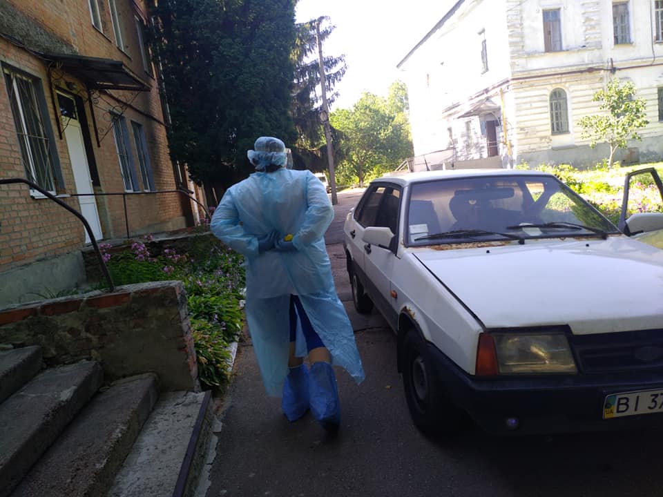Полтавчан, больных коронавирусом, медики забирают на ржавой легковушке