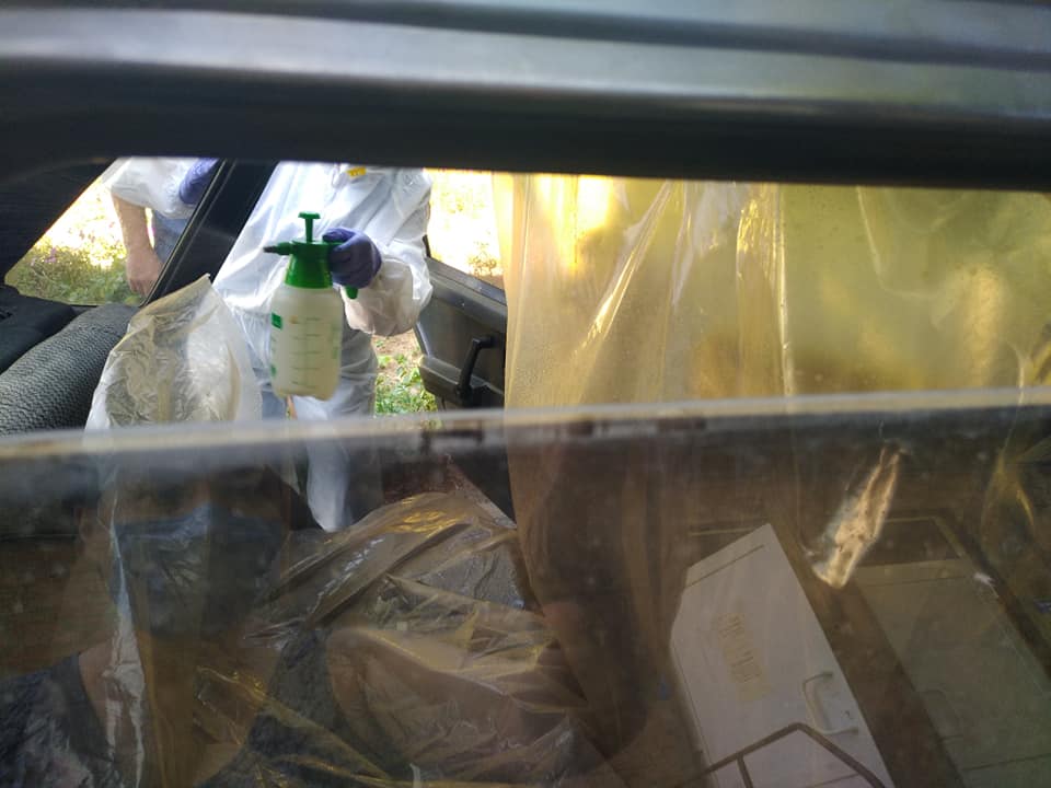 Полтавчан, больных коронавирусом, медики забирают на ржавой легковушке