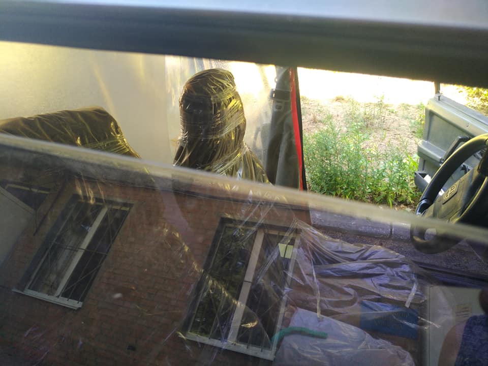 Полтавчан, больных коронавирусом, медики забирают на ржавой легковушке