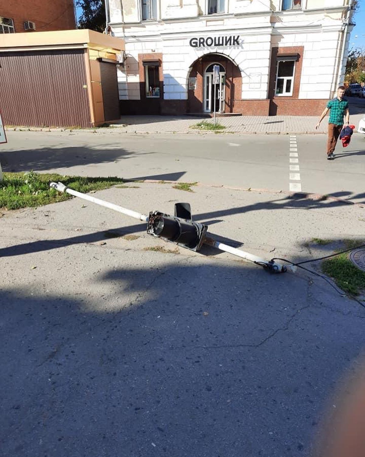 В Полтаве на остановке Небесной Сотни упал светофор