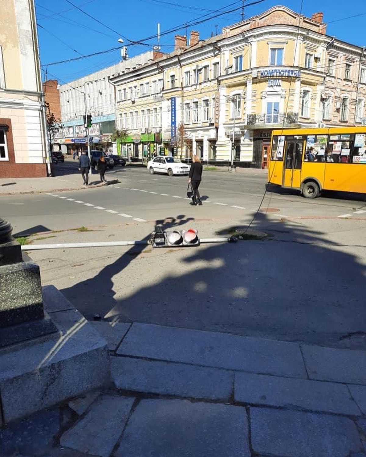 В Полтаве на остановке Небесной Сотни упал светофор